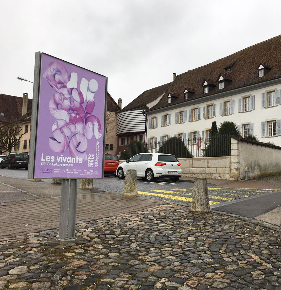 evidanse 2018-2019 affiche - Les vivants - Cie Le Lokart - crédit photo Manuel Rouyer - affichage Delémont - edition aicc - impression imprimerie le franc-montagnard SA - graphisme arnaud chappuis