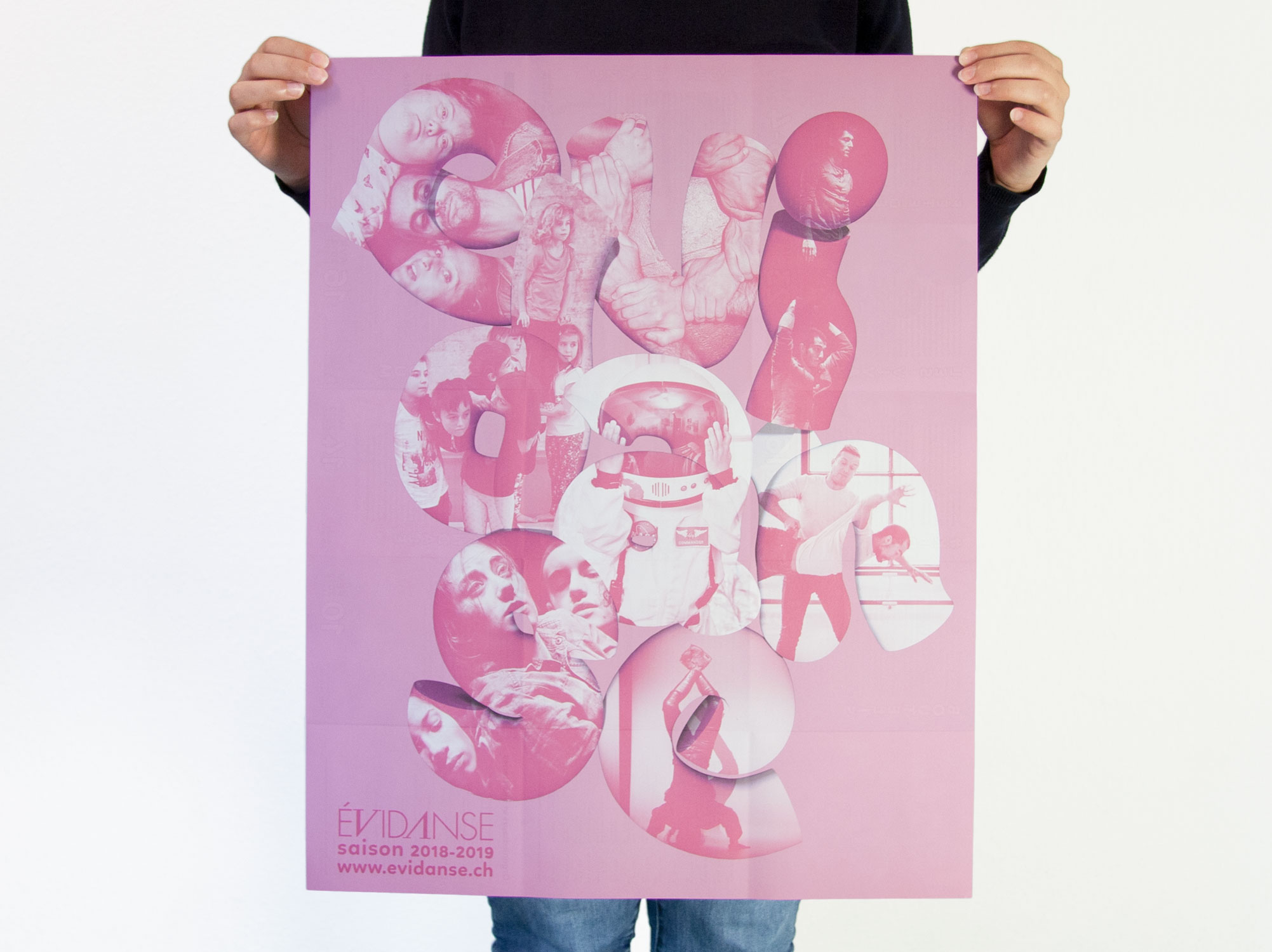 evidanse 2018-2019 dépliant poster - edition aicc - crédits photo Die Strasse Aline Fournier - 116th dream Isabelle Meister Bienvenue Augustin Rebetez Cartoon Ioulia Zacharaki - Un Poyo Rojo Paola Evelina - Eins Zwei Drei Nelly Rodriguez - Robot, l’amour éternel Gregory Batardon - Jonction Éric Lamoureux - Fête de la danse Nicolas de Neve - édition AICC - impression le franc-montagnard sa - graphisme arnaud chappuis